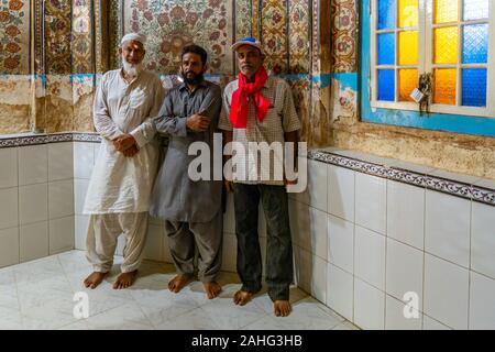 Hyderabad Sarfaraz Khan Kalhoro Santuario pittoresca vista interna di tre pellegrini pakistano su un soleggiato Blue Sky giorno Foto Stock