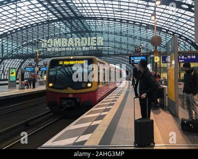 Berlino, Germania, turisti che viaggiano sulla metropolitana Trasporti pubblici, Berlino Stazione Centrale dei treni, piattaforma, treni pendolari Foto Stock