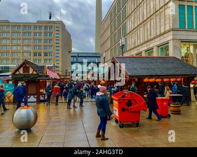 Berlino, Germania, gente affollata, turisti in visita al mercato di Natale, nel centro della città, Alexanderplatz, Natale a Berlino Foto Stock