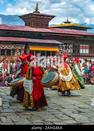 Paro. Il Bhutan. 03.22.05. Musicista di Paro Tsechu nel Regno del Bhutan. Tshechus sono le feste religiose del lignaggio Drukpa del Kagyu scho Foto Stock