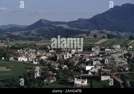 Il 13 agosto 1993 durante la guerra in Bosnia: il completamente distrutto villaggio Mussulmano di Dejčići Bjelašnica sulla montagna, a sud di Sarajevo - non un singolo edificio rimane illeso. Foto Stock