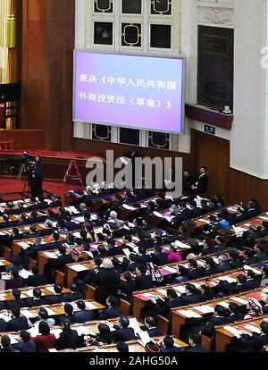 (191229) -- PECHINO, Dic 29, 2019 (Xinhua) -- la seconda sessione del XIII Congresso Nazionale del Popolo (Anp) mantiene la sua riunione di chiusura presso la Grande Sala del Popolo di Pechino, capitale della Cina, Marzo 15, 2019. La Cina del legislatore nazionale ha superato gli investimenti esteri in diritto all'incontro. 1. Gli investimenti esteri LEGGE PER INCREMENTARE ad alto livello di apertura della seconda sessione del XIII Congresso Nazionale del Popolo a marzo 15 ha superato gli investimenti esteri diritto, che diventerà effettiva il 1 gennaio 2020. Adozione della legge è una misura importante per attuare la decisione e la disposizione del Foto Stock