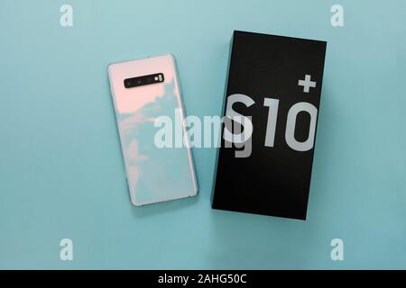 Corby, Regno Unito. Dicembre 25, 2019 - Samsung Galaxy S10 telefono cellulare, annuncio del nuovo Samsung Galaxy S10 di bianco su sfondo blu. Illu Foto Stock