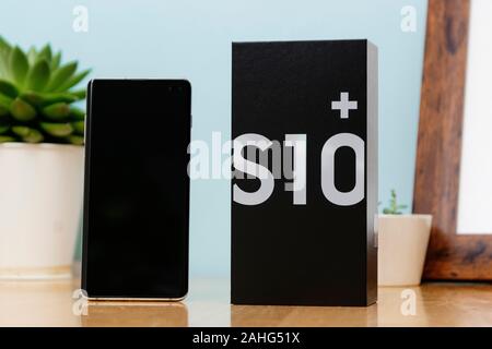 Corby, Regno Unito. Dicembre 25, 2019 - Samsung Galaxy S10 telefono cellulare, annuncio del nuovo Samsung Galaxy S10 di bianco su sfondo blu. Illu Foto Stock