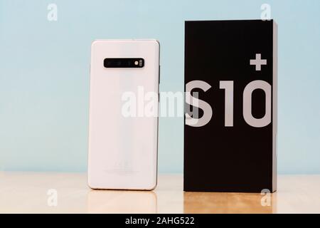 Corby, Regno Unito. Dicembre 25, 2019 - Samsung Galaxy S10 telefono cellulare, annuncio del nuovo Samsung Galaxy S10 di bianco su sfondo blu. Illu Foto Stock