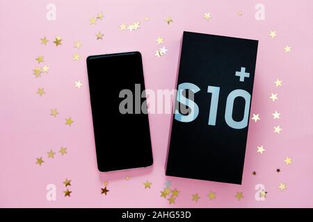 Corby, Regno Unito. Dicembre 25, 2019 - Samsung Galaxy S10 telefono cellulare, annuncio del nuovo Samsung Galaxy S10 di bianco su sfondo rosa. Illu Foto Stock