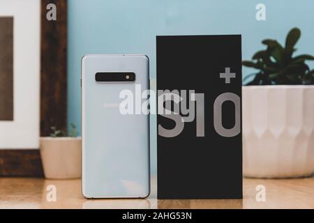 Corby, Regno Unito. Dicembre 25, 2019 - Samsung Galaxy S10 telefono cellulare, annuncio del nuovo Samsung Galaxy S10 di bianco su sfondo blu. Illu Foto Stock