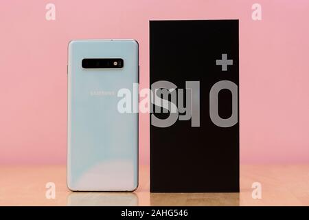 Corby, Regno Unito. Dicembre 25, 2019 - Samsung Galaxy S10 telefono cellulare, annuncio del nuovo Samsung Galaxy S10 di bianco su sfondo rosa. Illu Foto Stock