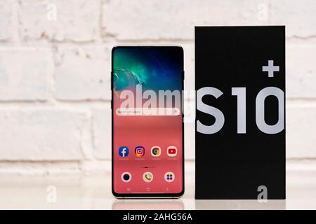 Corby, Regno Unito. Dicembre 25, 2019 - Samsung Galaxy S10 telefono cellulare, annuncio del nuovo Samsung Galaxy S10 di bianco su sfondo bianco. Ill Foto Stock