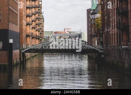 Ellerntorsbrucke ponte tra il vecchio edificio di mattoni rossi Herrengrabenfleet vicino ad Amburgo, Germania Foto Stock
