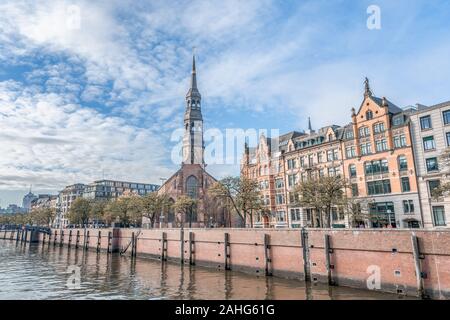 Amburgo, Germania - 9 Novembre 2019: San Katharinen chiesa nel cielo blu vista da St. Anne Ponte Foto Stock