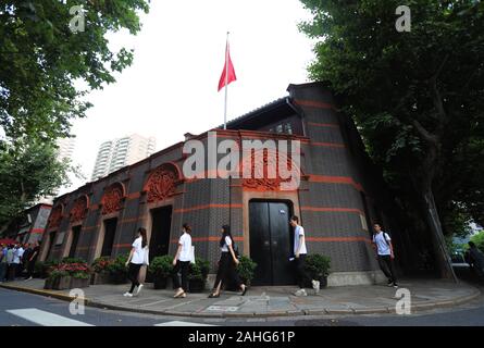 (191229) -- PECHINO, Dic 29, 2019 (Xinhua) -- volontari dell università di Shanghai arrivano al sito dove il primo Partito Comunista della Cina (CPC) Congresso Nazionale si è tenuto nel 1921 a Shanghai in Cina orientale, Giugno 22, 2019. 3. La CPC lancia una campagna di educazione di un educazione a tema della campagna 'Staying vero per la nostra fondazione missione' tra tutti i membri del TBC è stata effettuata su tutto il territorio nazionale dal momento che è stato lanciato il 31 maggio. Il compito fondamentale della campagna è di condurre studi approfonditi e implementare Xi Jinping pensiero sul socialismo con caratteristiche cinesi per una nuova era, forgia il p Foto Stock