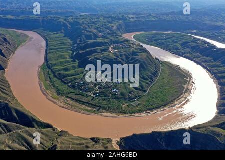 (191229) -- PECHINO, Dic 29, 2019 (Xinhua) -- Foto aeree prese su agosto 28, 2019 mostra la Qiankun baia del fiume giallo nella città di Gedi di Yonghe County, a nord della Cina di nella provincia di Shanxi. 4. Principali strategie regionali ulteriormente sviluppato il 7 settembre 18, Xi Jinping, segretario generale del Partito Comunista della Cina (CPC) Comitato Centrale, elevato la protezione ecologica e di alta qualità di sviluppo del bacino del Fiume Giallo a uno della Cina le principali strategie nazionali che includono anche lo sviluppo coordinato di Beijing-Tianjin-regione dell Hebei, sviluppo del fiume Yangtze cinghia economica, Foto Stock