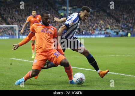 Sheffield, Regno Unito. 29 Dic, 2019. Junior Hoilett di Cardiff City battaglie con Giacobbe Murphy di Sheffield Mercoledì durante il cielo di scommessa match del campionato tra Sheffield mercoledì e Cardiff City a Hillsborough, Sheffield domenica 29 dicembre 2019. (Credit: Mark Fletcher | MI News( la fotografia può essere utilizzata solo per il giornale e/o rivista scopi editoriali, è richiesta una licenza per uso commerciale Credito: MI News & Sport /Alamy Live News Foto Stock