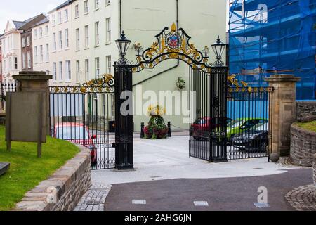 13 luglio 2014 gli ornati ornamentali in cancelli di ingresso di st columb's Cathedral all'interno delle antiche mura della città di Londonderry, Foto Stock