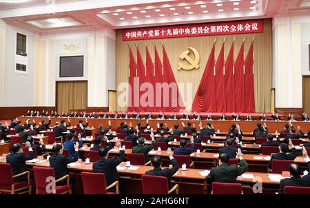 (191229) -- PECHINO, Dic 29, 2019 (Xinhua) -- Questa foto mostra una scena della quarta sessione plenaria del XIX Partito Comunista della Cina (CPC) Comitato Centrale. 7. Chiave di sessione CPC mette in evidenza la forza della Cina al sistema di governance, XIX CPC Comitato centrale ha tenuto la sua quarta sessione plenaria a Pechino dal 28 Ottobre al 31. La sessione riesaminato e approvato il CPC Comitato centrale la decisione su alcune importanti questioni riguardanti le modalità per sostenere e migliorare il sistema del socialismo con caratteristiche cinesi e far avanzare la modernizzazione della Cina al sistema e capacità di governo. La decis Foto Stock