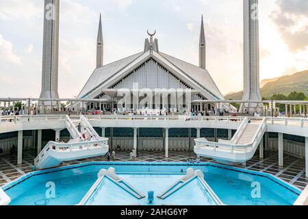 Islamabad Shah Faisal Moschea Masjid mozzafiato vista pittoresca con i visitatori al tramonto su un soleggiato Blue Sky giorno Foto Stock