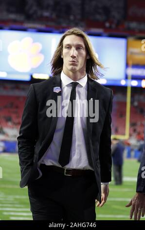 Clemson Tiger's quarterback Trevor Lawrence passeggiate sul campo prima del Tigri partita contro la Ohio State Buckeyes nel college football semi finale gioco al Fiesta Bowl Sabato, Dicembre 28, 2019 a Glendale in Arizona. Foto di Aaron Josefczyk/UPI Foto Stock