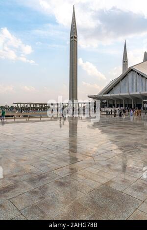 Islamabad Shah Faisal Moschea Masjid mozzafiato vista pittoresca con i visitatori al tramonto su un soleggiato Blue Sky giorno Foto Stock