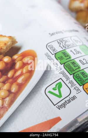 Cibo vegetariano logo e informazioni nutrizionali etichettatura sul possibile ofbaked fagioli. Per il confezionamento di alimenti etichettatura, etichette di nutrizione, alimenti dietetici di contenuto. Foto Stock