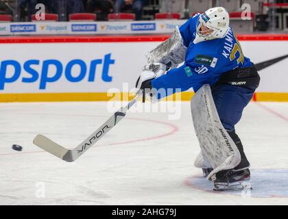 Roman Kalmykov (KAZ) in azione durante il 2020 IIHF mondo junior di Hockey su ghiaccio campionati del Gruppo una corrispondenza tra il Kazakistan e la Finlandia in Trinec, Repubblica Ceca, il 29 dicembre 2019. (CTK foto/Vladimir Prycek) Foto Stock