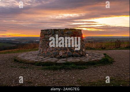 Monumento commemorativo alle miniere e ai minatori locali in cima al Rabbit Ings Country Park. L'area ricreativa e faunistica è un ex cumulo di botteghe per la Monckton Colliery e la Royston Drift Mine. Royston, Barnsley, South Yorkshire, Inghilterra, Regno Unito, Dicembre 2019 Foto Stock