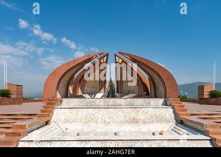 Islamabad in Pakistan Monumento Nazionale pittoresca vista mozzafiato su un soleggiato Blue Sky giorno Foto Stock