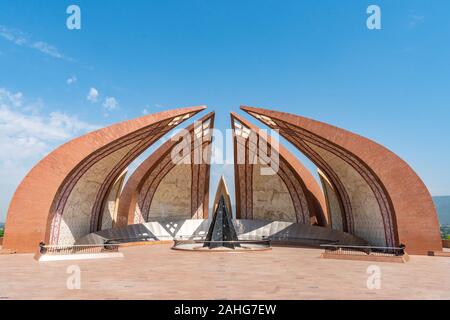 Islamabad in Pakistan Monumento Nazionale pittoresca vista mozzafiato su un soleggiato Blue Sky giorno Foto Stock