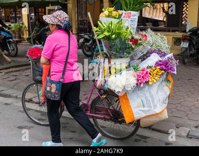 Femmina fiore vietnamita venditore, il vecchio quartiere di Hanoi, Vietnam Foto Stock