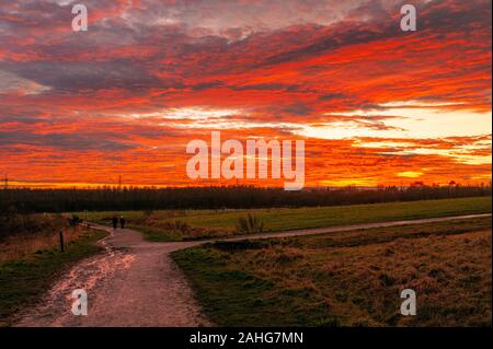 Cielo rosso tramonto invernale al Rabbit Ings Country Park, il sito di un ex cumulo di bottini di miniere di carbone, Royston, Barnsley, Inghilterra, South Yorkshire, Regno Unito, Meteo, 29th dicembre 2019. Foto Stock