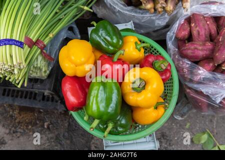 Rosso Verde e peperoni gialli, peperoni, quartiere vecchio mercato Vietnam Hanoi Foto Stock