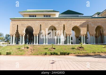 Dettagli architettonici tradizionali e tipici marocchini. Moschea a Kenitra, Provincia Ovest Chrarda Beni Hussein, Marocco. Dettagli di costruzione, giorno di sole Foto Stock