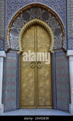 Le impressionanti, arcuato gateway moresco al palazzo del re Dar El Makhzen, Fès, Marocco, Africa del Nord. Foto Stock