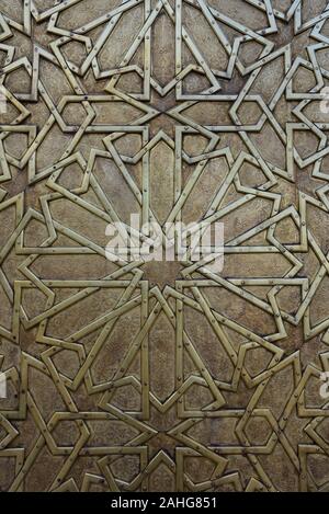 Dettagli dell'impressionante e ottone inciso il lavoro di conformazione arcuata del gateway di Moresco al palazzo del re Dar El Makhzen, Fès, Marocco, Africa del Nord. Foto Stock