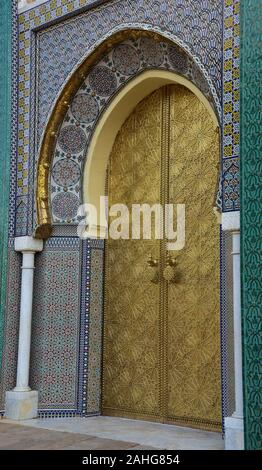 Le impressionanti, arcuato gateway moresco al palazzo del re Dar El Makhzen, Fès, Marocco, Africa del Nord. Foto Stock