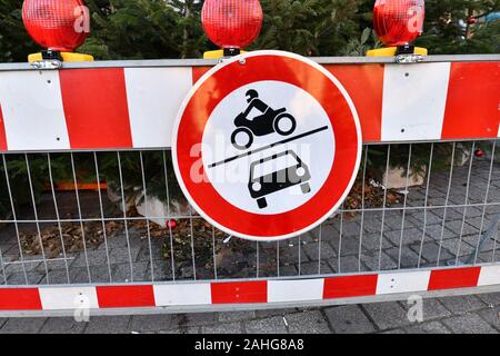 Rosso rotondo "Nessun accesso ai veicoli a motore su strada" segno rosso sulla barriera di metallo nella parte anteriore del mercatino di Natale nel centro della città Foto Stock