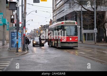 Toronto, Ontario, Canada. Dicembre 29th, 2019. Dopo quattro decenni di servizio a Toronto pendolari, il transito di Toronto Commissione canadese del veicolo leggero su rotaie (CLRV) tram rendono il loro ultimo scorre attraverso il nucleo della città. La giornata di oggi segna il giorno finale del servizio della venerata icona, che è stato introdotto per la prima volta nel 1979. Per l'occasione, l'ultimo tram sono in esecuzione come servizio gratuito lungo Queen Street per commemorare la giornata finale del servizio. La flotta viene sostituito da 204 Bombardier a basso piano tram. Credito: jf pelletier/Alamy Live News Foto Stock