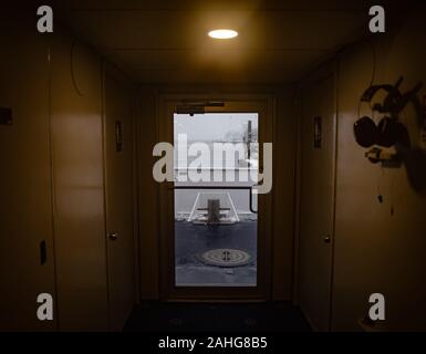 Appendere le cuffie da una parete all'interno di un Traghetto Foto Stock