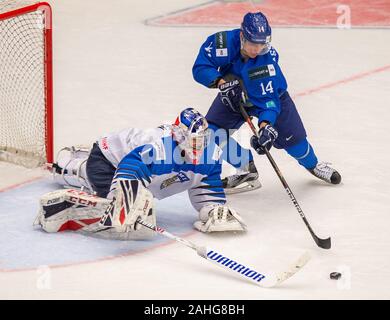 Trinec, Repubblica Ceca. 29 Dic, 2019. L-R Kari Piiroinen (FIN) e Yusup Asukhanov (KAZ) in azione durante il 2020 IIHF mondo junior di Hockey su ghiaccio campionati del Gruppo una corrispondenza tra il Kazakistan e la Finlandia in Trinec, Repubblica Ceca, il 29 dicembre 2019. Credito: Vladimir Prycek/CTK foto/Alamy Live News Foto Stock