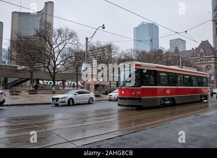 Toronto, Ontario, Canada. Dicembre 29th, 2019. Dopo quattro decenni di servizio a Toronto pendolari, il transito di Toronto Commissione canadese del veicolo leggero su rotaie (CLRV) tram rendono il loro ultimo scorre attraverso il nucleo della città. La giornata di oggi segna il giorno finale del servizio della venerata icona, che è stato introdotto per la prima volta nel 1979. Per l'occasione, l'ultimo tram sono in esecuzione come servizio gratuito lungo Queen Street per commemorare la giornata finale del servizio. La flotta viene sostituito da 204 Bombardier a basso piano tram. Credito: jf pelletier/Alamy Live News Foto Stock