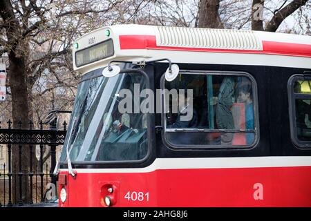 Toronto, Ontario, Canada. Dicembre 29th, 2019. Dopo quattro decenni di servizio a Toronto pendolari, il transito di Toronto Commissione canadese del veicolo leggero su rotaie (CLRV) tram rendono il loro ultimo scorre attraverso il nucleo della città. La giornata di oggi segna il giorno finale del servizio della venerata icona, che è stato introdotto per la prima volta nel 1979. Per l'occasione, l'ultimo tram sono in esecuzione come servizio gratuito lungo Queen Street per commemorare la giornata finale del servizio. La flotta viene sostituito da 204 Bombardier a basso piano tram. Credito: JF Pelletier/ Alamy Live News. Foto Stock