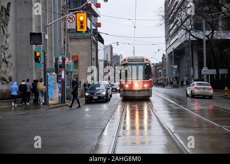 Toronto, Ontario, Canada. Dicembre 29th, 2019. Dopo quattro decenni di servizio a Toronto pendolari, il transito di Toronto Commissione canadese del veicolo leggero su rotaie (CLRV) tram rendono il loro ultimo scorre attraverso il nucleo della città. La giornata di oggi segna il giorno finale del servizio della venerata icona, che è stato introdotto per la prima volta nel 1979. Per l'occasione, l'ultimo tram sono in esecuzione come servizio gratuito lungo Queen Street per commemorare la giornata finale del servizio. La flotta viene sostituito da 204 Bombardier a basso piano tram. Credito: JF Pelletier/ Alamy Live News. Foto Stock