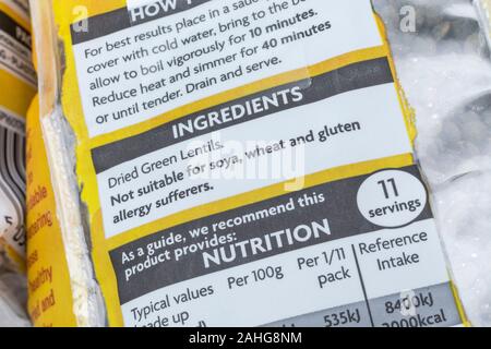 ASDA con il proprio marchio di lenticchie verdi in una busta di plastica. Per gli ingredienti alimentari etichette, l'etichettatura nutrizionale, cibo fatti, allergia consigli, plastica Imballaggi alimentari Foto Stock