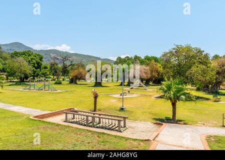 Islamabad bambini giapponesi parco pittoresco panorama mozzafiato del parco giochi su un soleggiato Blue Sky giorno Foto Stock