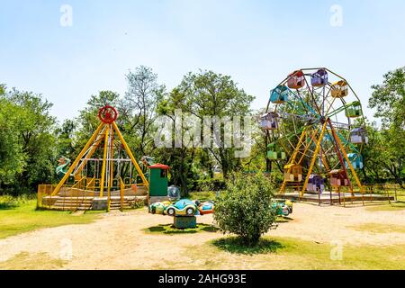 Islamabad bambini giapponesi parco pittoresco panorama mozzafiato del parco giochi su un soleggiato Blue Sky giorno Foto Stock