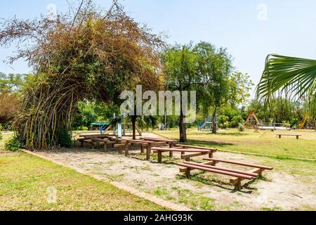 Islamabad bambini giapponesi parco pittoresco panorama mozzafiato del parco giochi su un soleggiato Blue Sky giorno Foto Stock