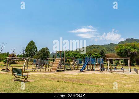 Islamabad bambini giapponesi parco pittoresco panorama mozzafiato del parco giochi su un soleggiato Blue Sky giorno Foto Stock