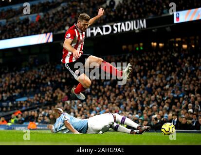 Sheffield Regno John Fleck (sinistra) e Manchester City's Fernandinho battaglia per la palla durante il match di Premier League al Etihad Stadium e Manchester. Foto Stock