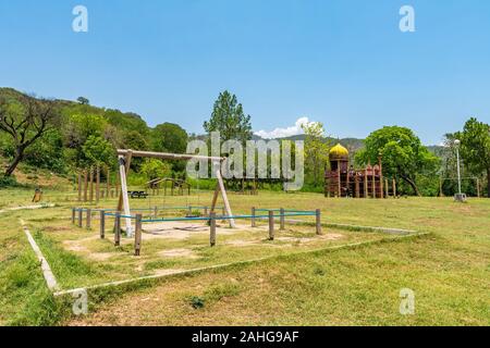 Islamabad bambini giapponesi parco pittoresco panorama mozzafiato del parco giochi su un soleggiato Blue Sky giorno Foto Stock