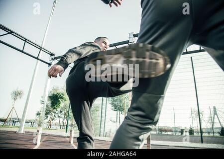 Close up di foratura professionale di gravi MMA boxer Foto Stock